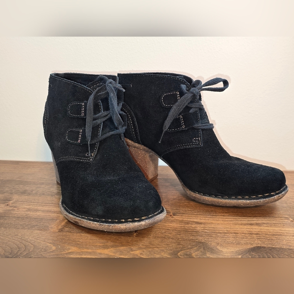 NWOT Clarks Artisan Carleta Lyon Black Suede Booties Women's Size 8 - Picture 3 of 9